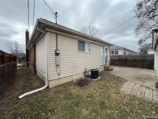 8241 KALTZ, Center Line, MI 48015