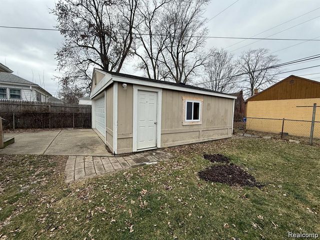 8241 KALTZ, Center Line, MI 48015