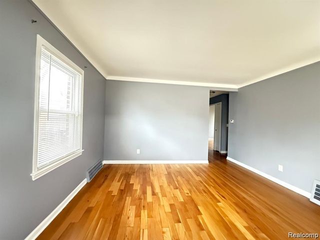 8241 KALTZ, Center Line, MI 48015