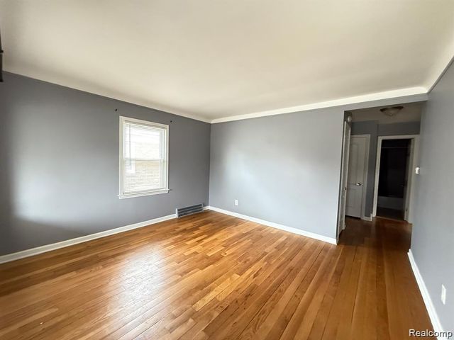 8241 KALTZ, Center Line, MI 48015