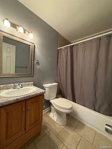 8241 KALTZ, Center Line, MI 48015
