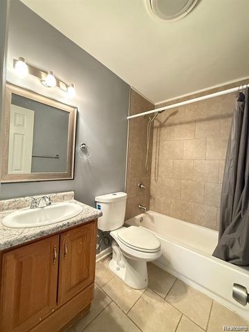 8241 KALTZ, Center Line, MI 48015