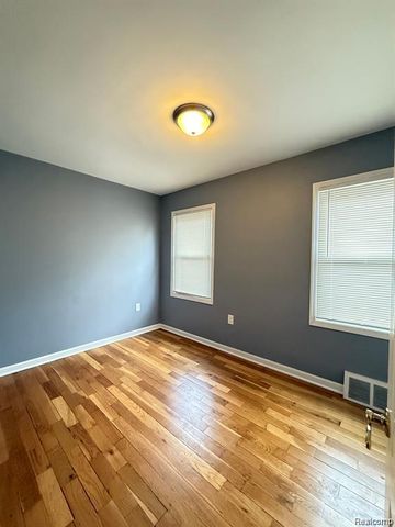 8241 KALTZ, Center Line, MI 48015