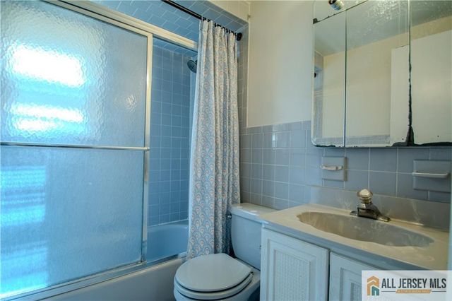 19 Hyde Avenue, Iselin, NJ 08830