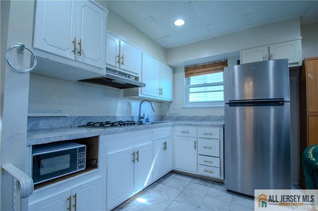 19 Hyde Avenue, Iselin, NJ 08830