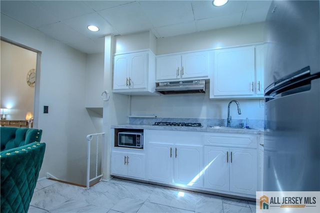 19 Hyde Avenue, Iselin, NJ 08830