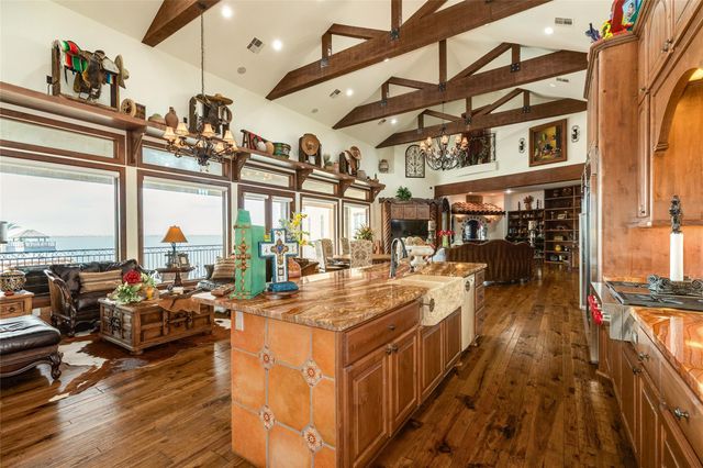 506 Sunset Circle, Tiki Island, TX 77554