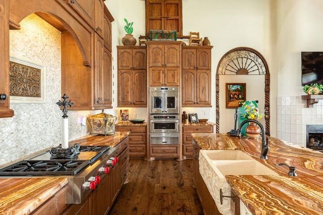 506 Sunset Circle, Tiki Island, TX 77554