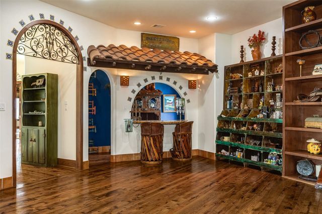 506 Sunset Circle, Tiki Island, TX 77554