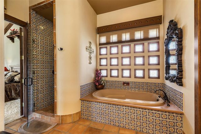 506 Sunset Circle, Tiki Island, TX 77554