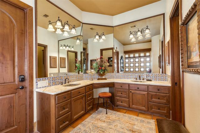 506 Sunset Circle, Tiki Island, TX 77554