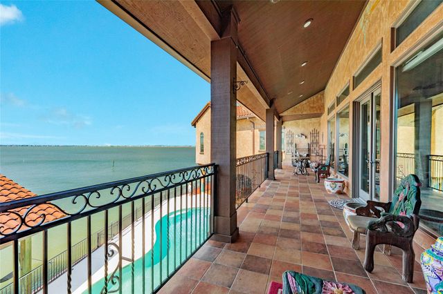 506 Sunset Circle, Tiki Island, TX 77554