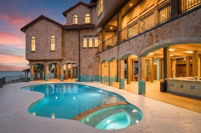 506 Sunset Circle, Tiki Island, TX 77554