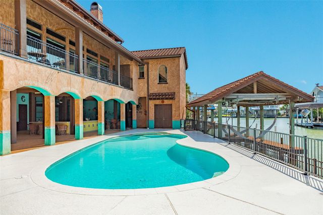 506 Sunset Circle, Tiki Island, TX 77554