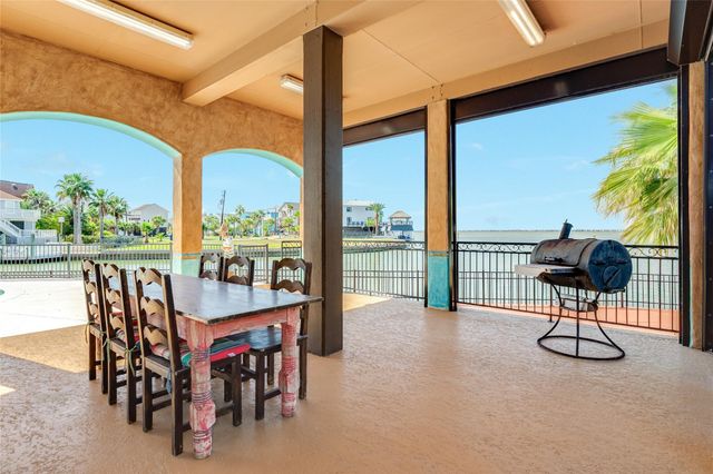 506 Sunset Circle, Tiki Island, TX 77554