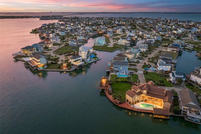 506 Sunset Circle, Tiki Island, TX 77554