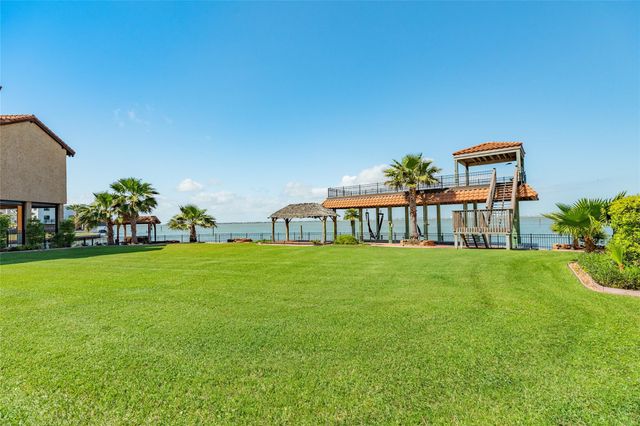 506 Sunset Circle, Tiki Island, TX 77554