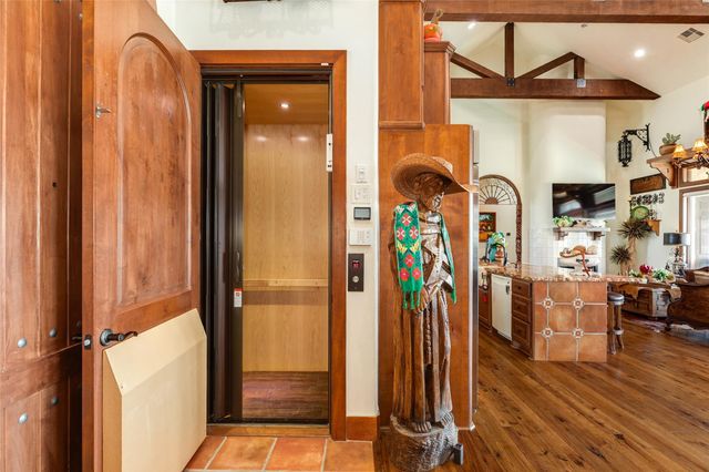 506 Sunset Circle, Tiki Island, TX 77554