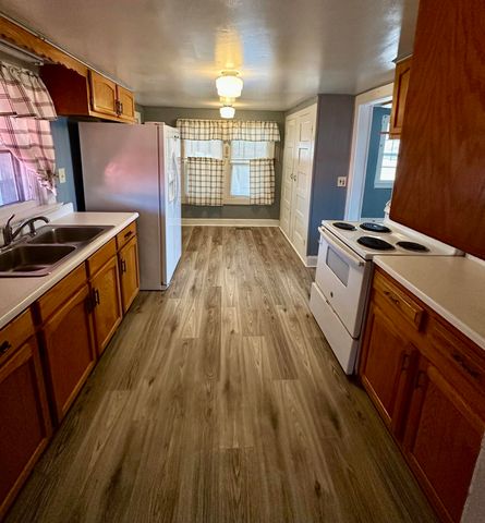 556 W Columbia Avenue, Monticello, KY 42633