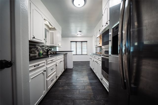 1911 College Street, Gainesville, TX 76240