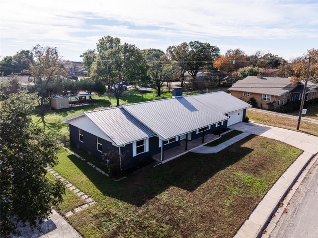 1911 College Street, Gainesville, TX 76240