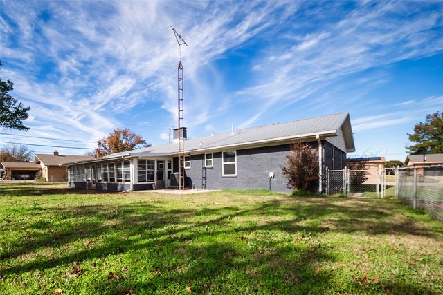 1911 College Street, Gainesville, TX 76240