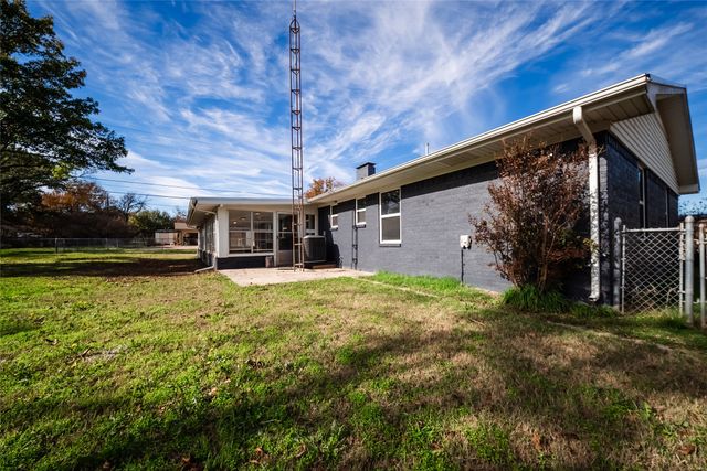 1911 College Street, Gainesville, TX 76240