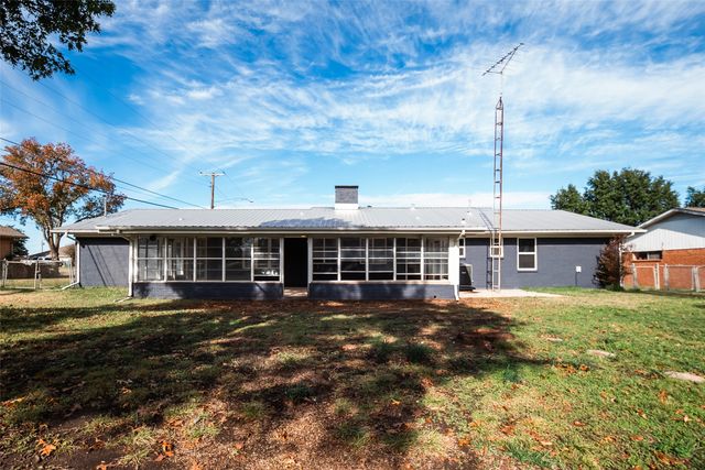 1911 College Street, Gainesville, TX 76240