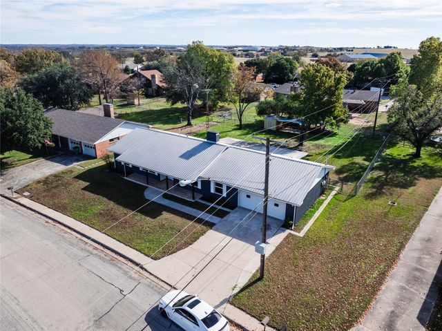 1911 College Street, Gainesville, TX 76240
