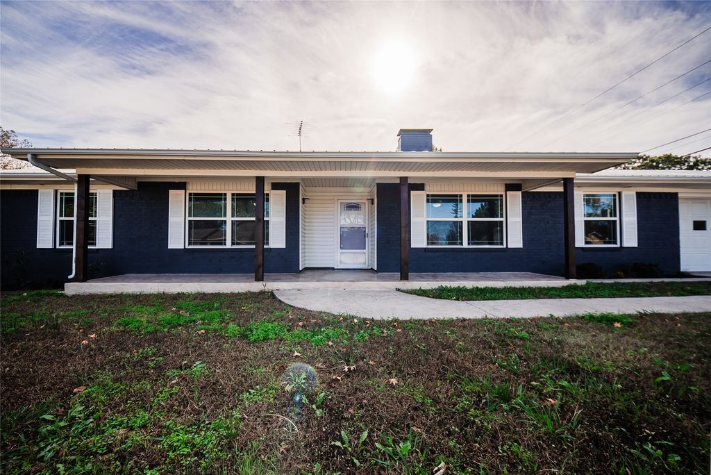 1911 College Street, Gainesville, TX 76240