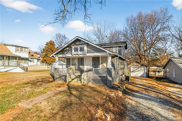 1915 S Overton Avenue, Independence, MO 64052