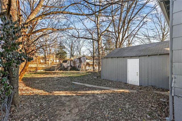 1915 S Overton Avenue, Independence, MO 64052