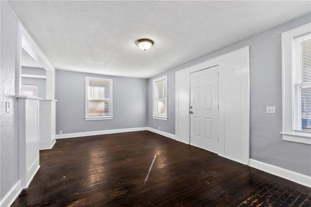 1915 S Overton Avenue, Independence, MO 64052