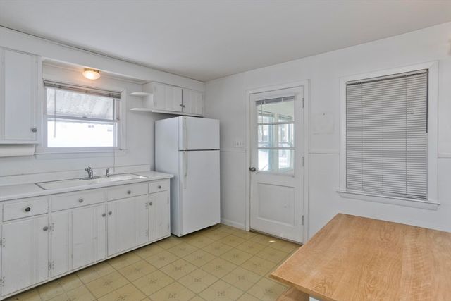 54 Dudley St, Springfield, MA 01095