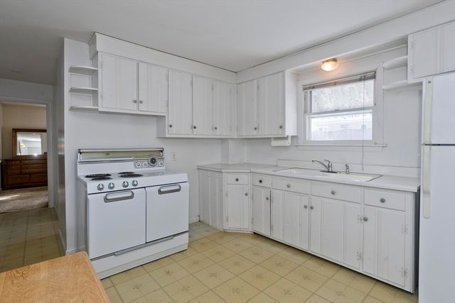 54 Dudley St, Springfield, MA 01095