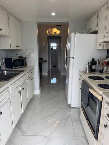 1825 Cleveland Street 15, Hollywood, FL 33020