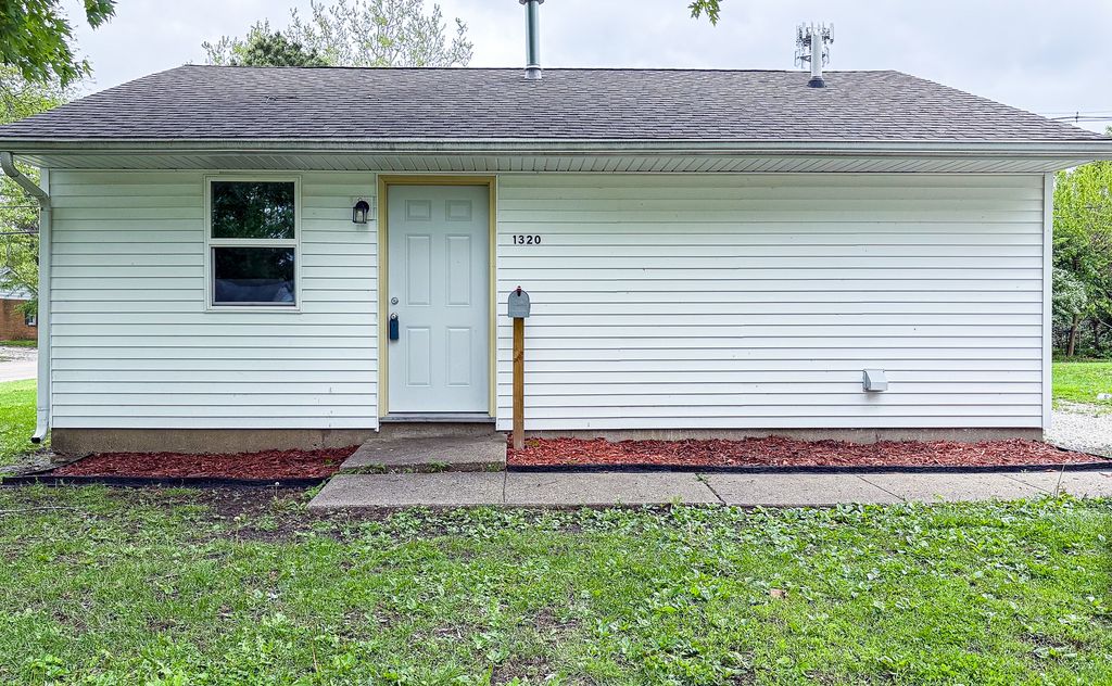 Image 2 of property listing at 1320 Hedge Road, Champaign, IL 61821