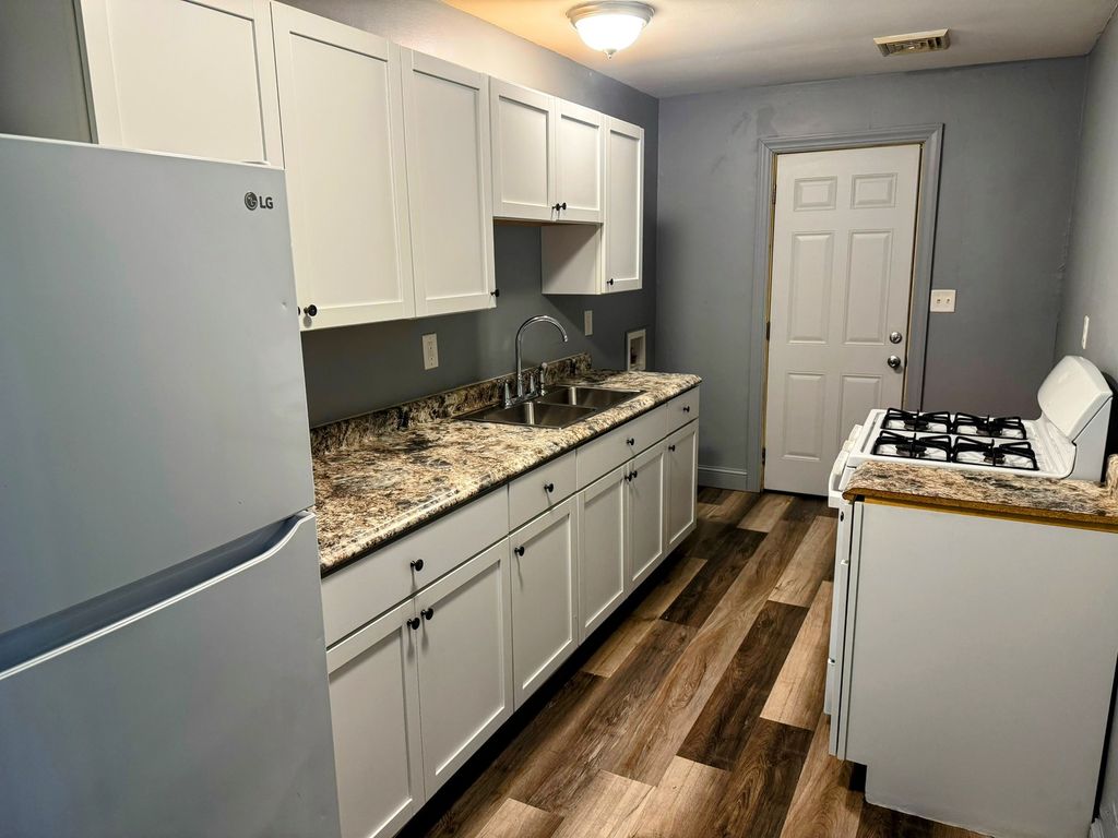 Image 11 of property listing at 1320 Hedge Road, Champaign, IL 61821