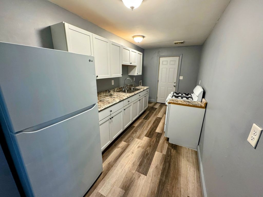 Image 13 of property listing at 1320 Hedge Road, Champaign, IL 61821