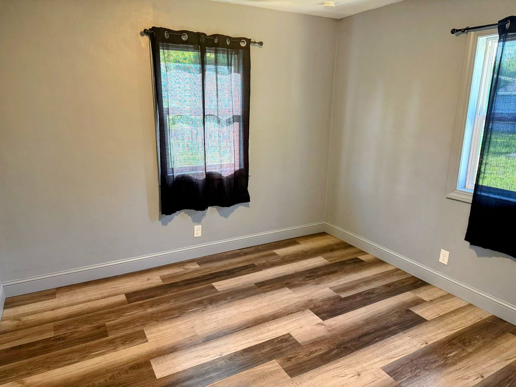 Image 15 of property listing at 1320 Hedge Road, Champaign, IL 61821