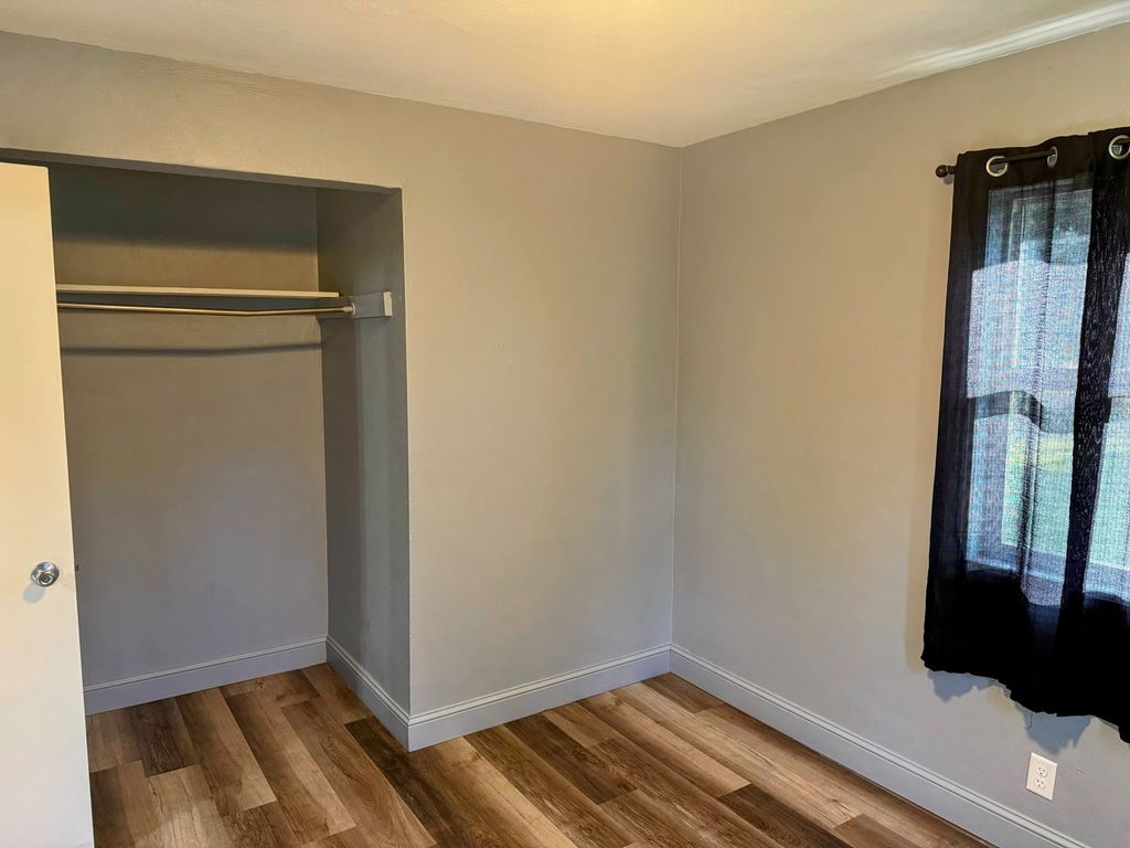 Image 16 of property listing at 1320 Hedge Road, Champaign, IL 61821