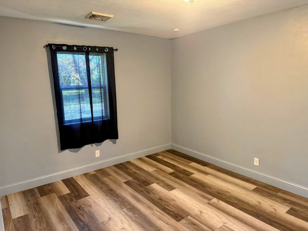 Image 17 of property listing at 1320 Hedge Road, Champaign, IL 61821