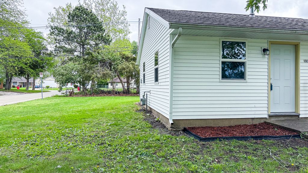 Image 3 of property listing at 1320 Hedge Road, Champaign, IL 61821