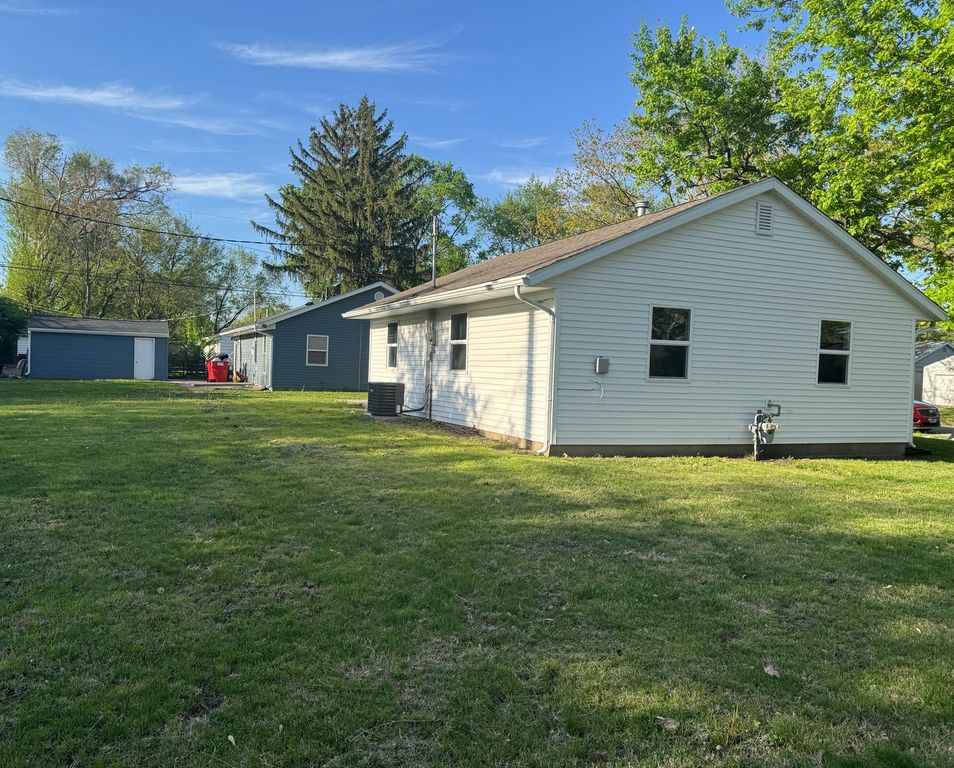 Image 4 of property listing at 1320 Hedge Road, Champaign, IL 61821