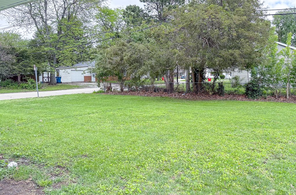 Image 35 of property listing at 1320 Hedge Road, Champaign, IL 61821