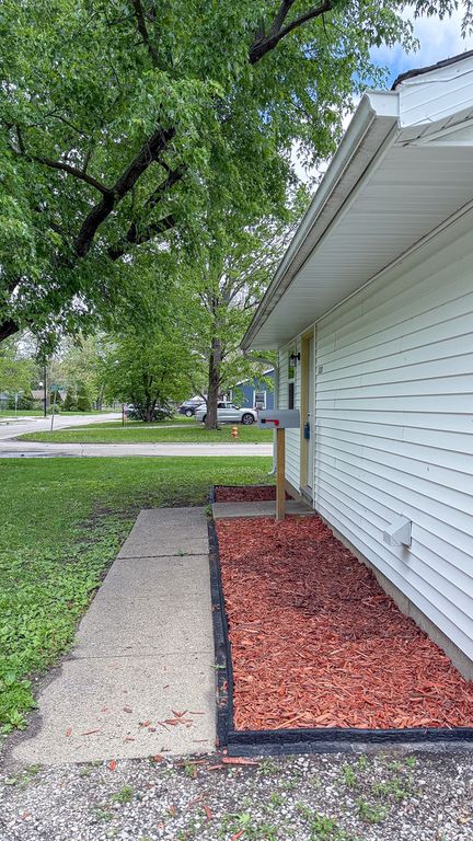 Image 5 of property listing at 1320 Hedge Road, Champaign, IL 61821