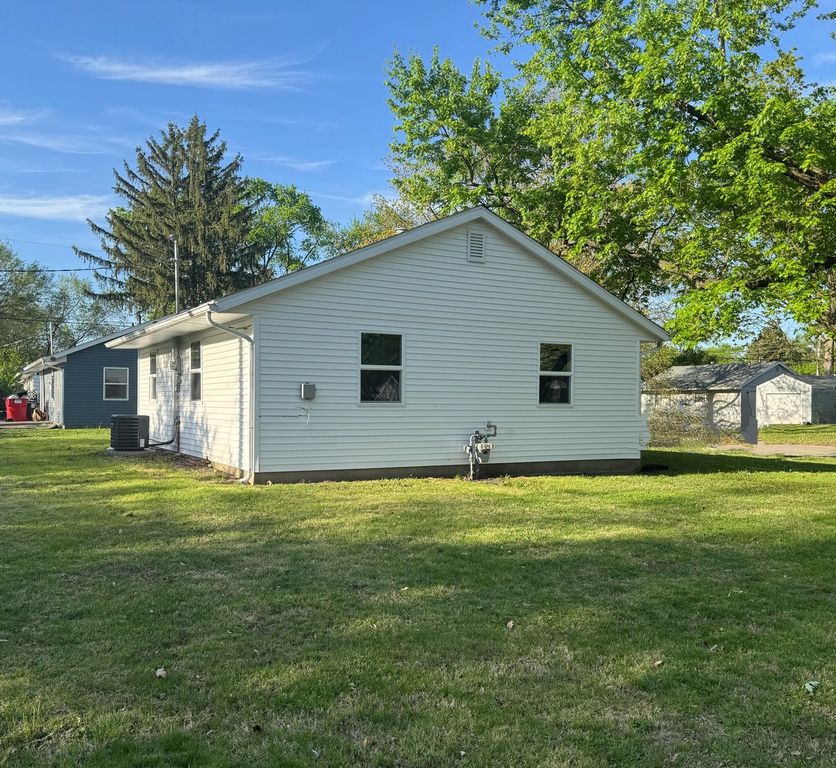 Image 6 of property listing at 1320 Hedge Road, Champaign, IL 61821
