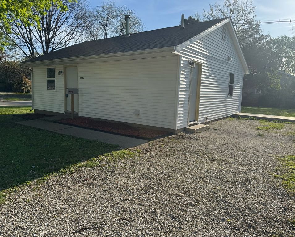 Image 7 of property listing at 1320 Hedge Road, Champaign, IL 61821