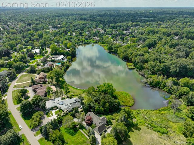 363 Lakewood Drive, Bloomfield Hills, MI 48304