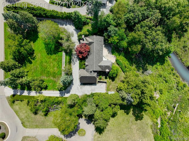 363 Lakewood Drive, Bloomfield Hills, MI 48304